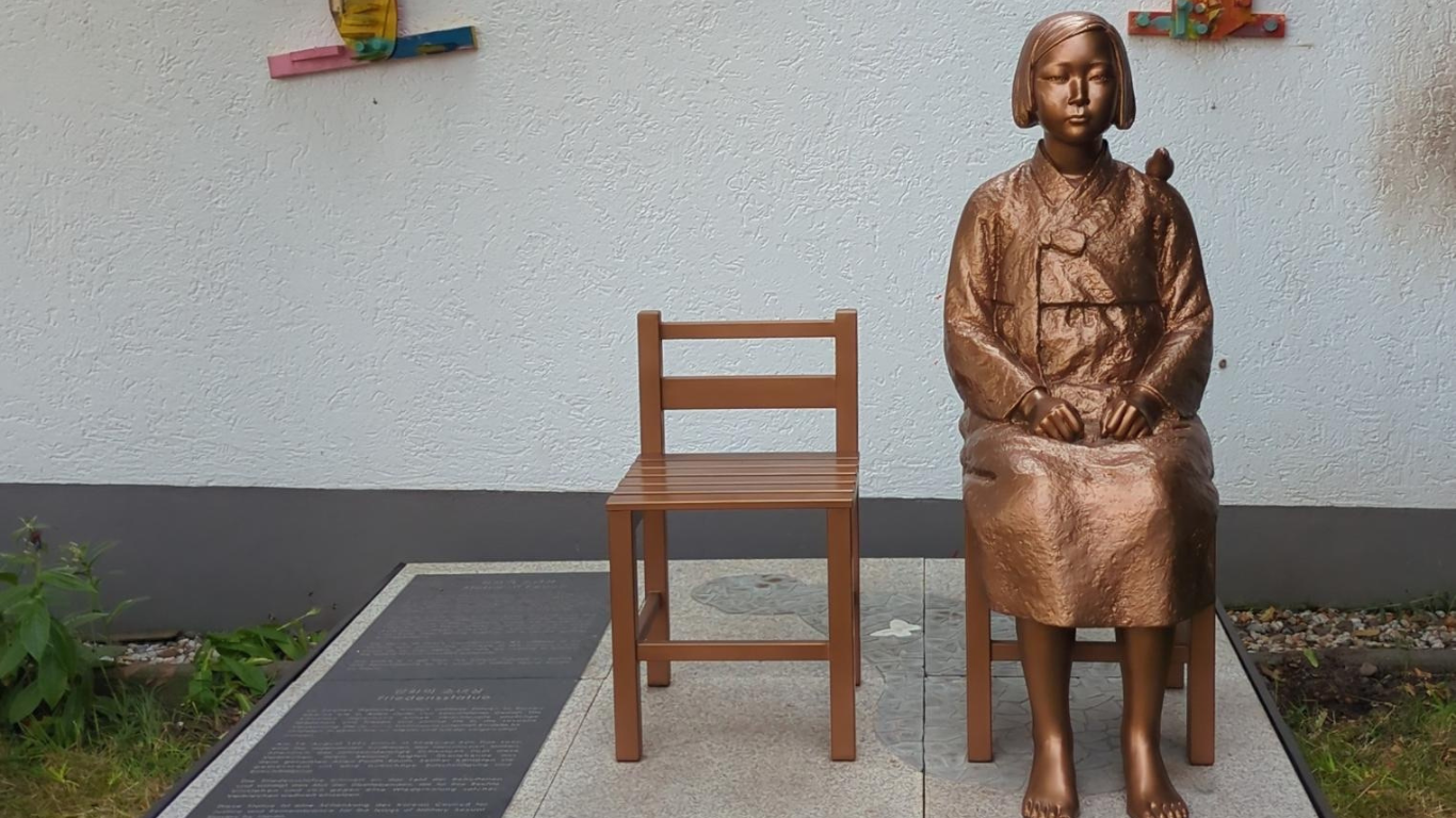 Statue of Peace Đồng Mai in the Bonn Women's Museum